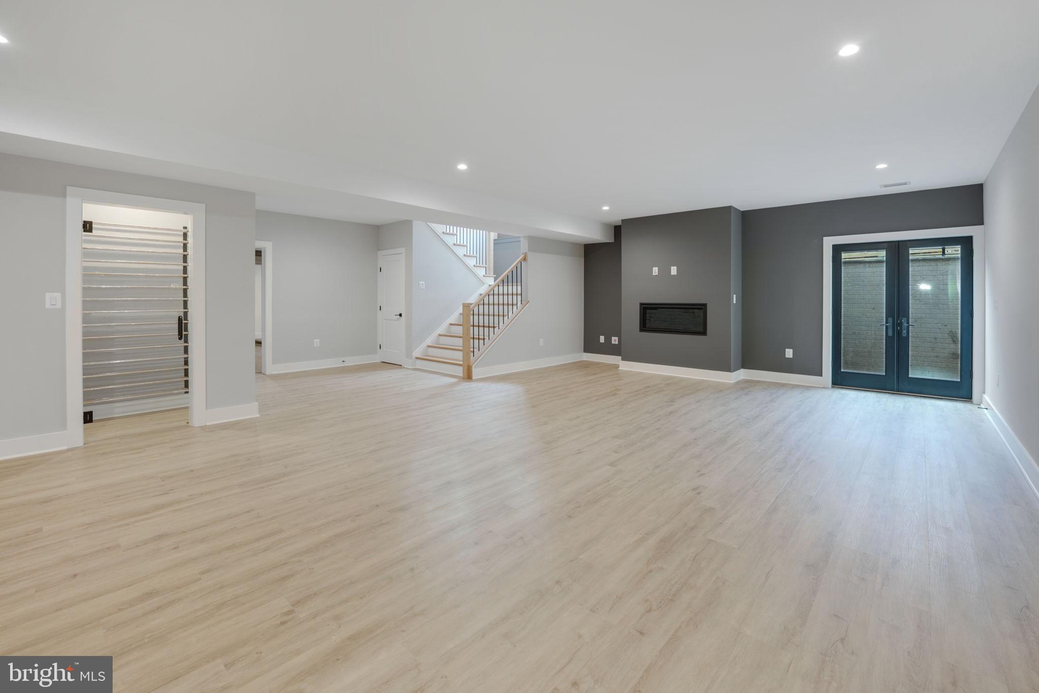 MCLEAN MANOR - Residential