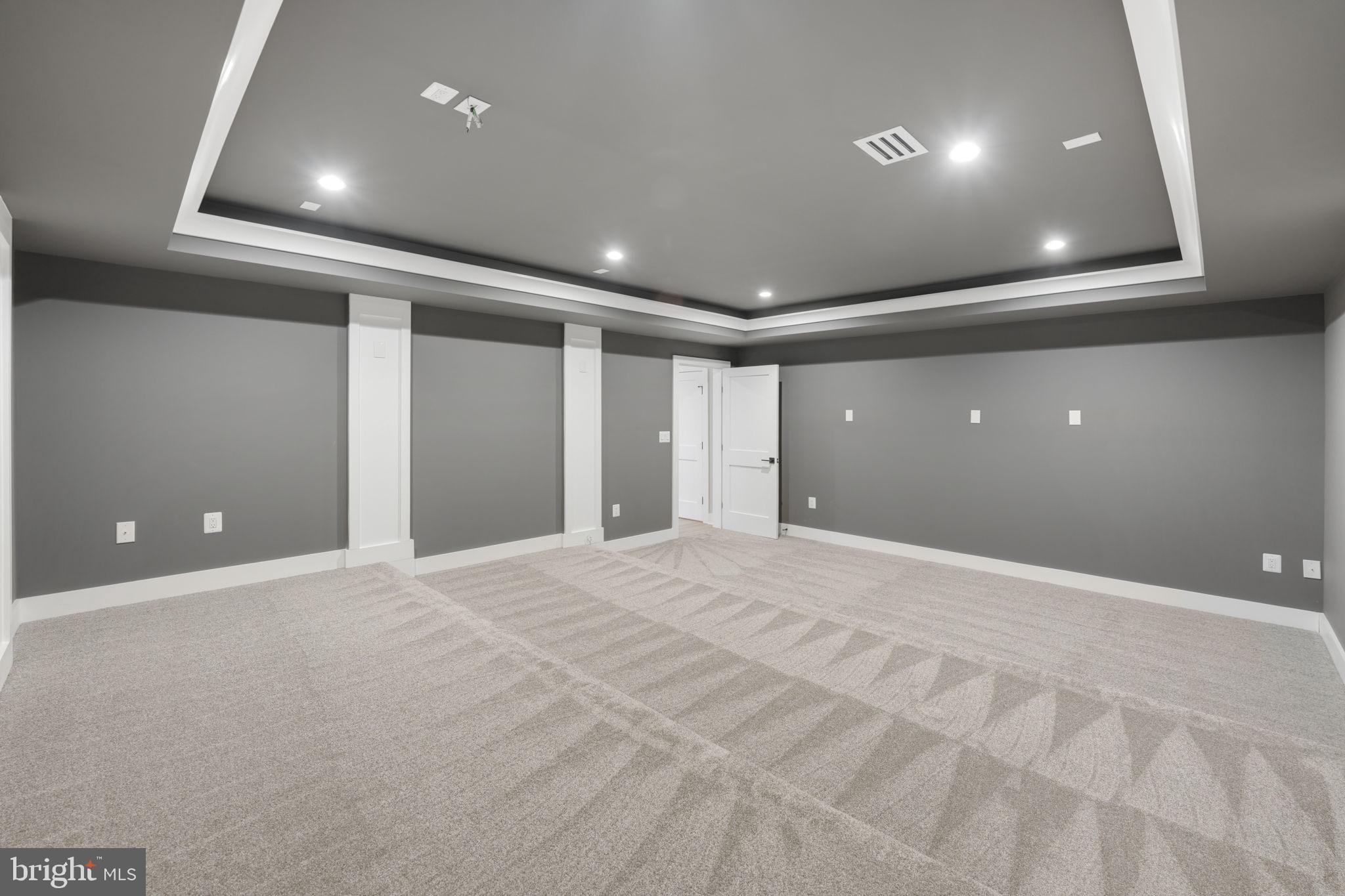 MCLEAN MANOR - Residential