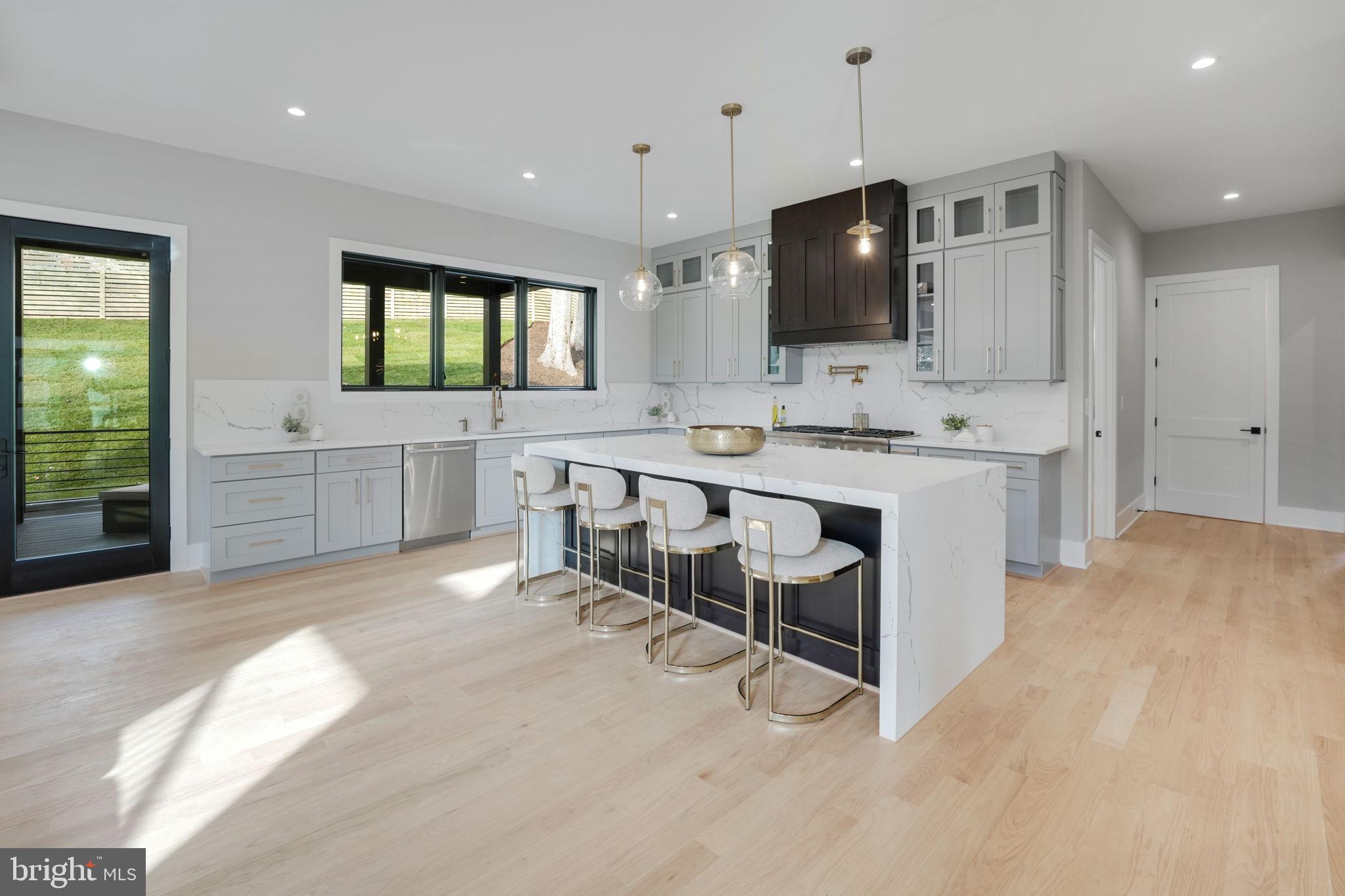 MCLEAN MANOR - Residential