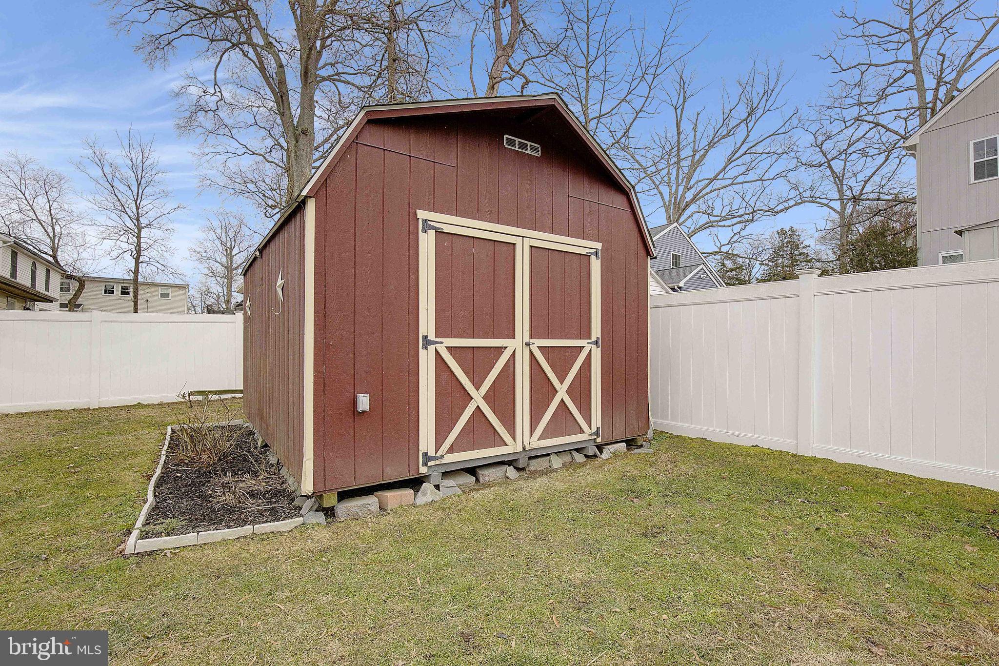 WOODLAND BEACH - Residential