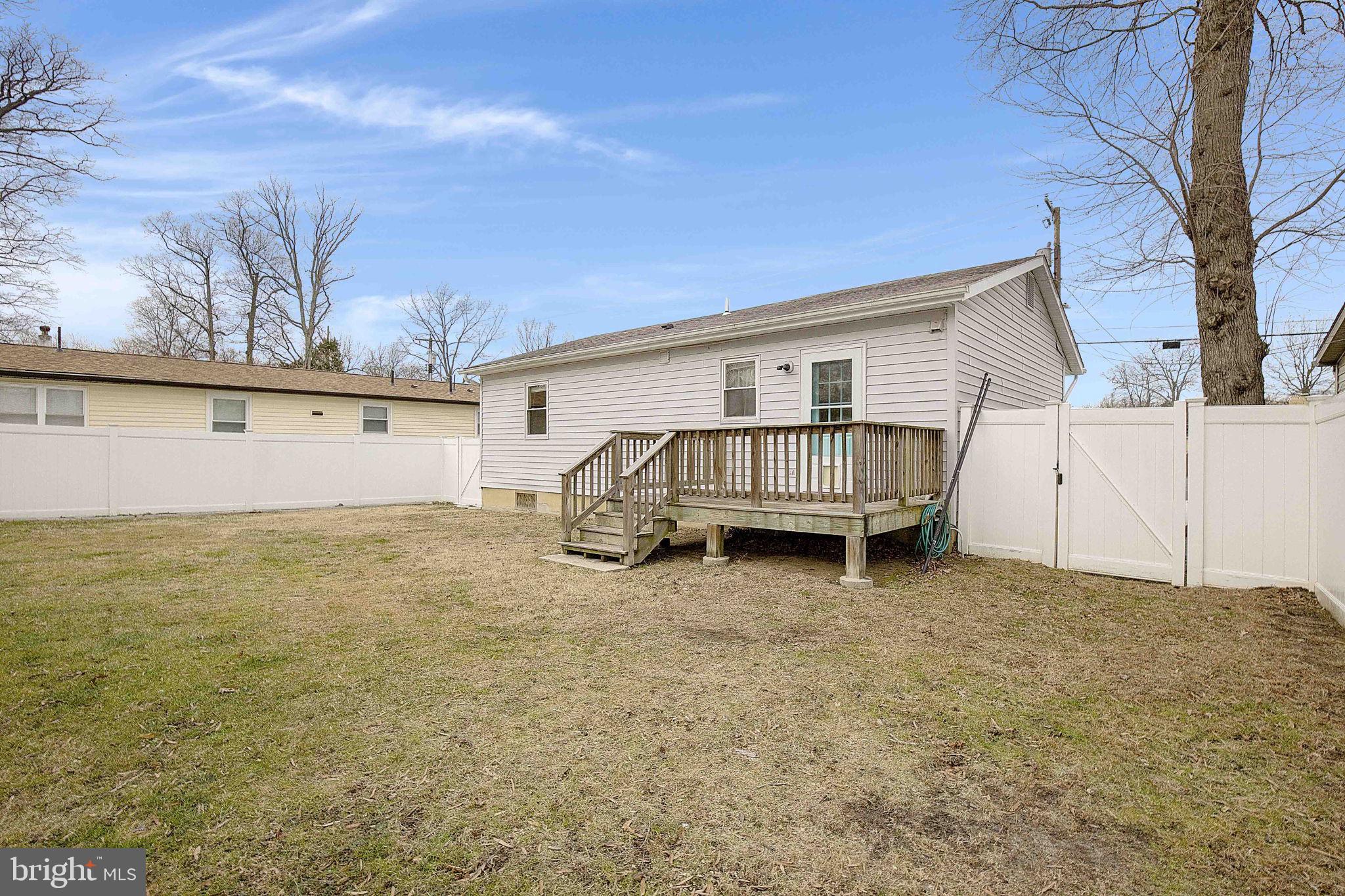 WOODLAND BEACH - Residential