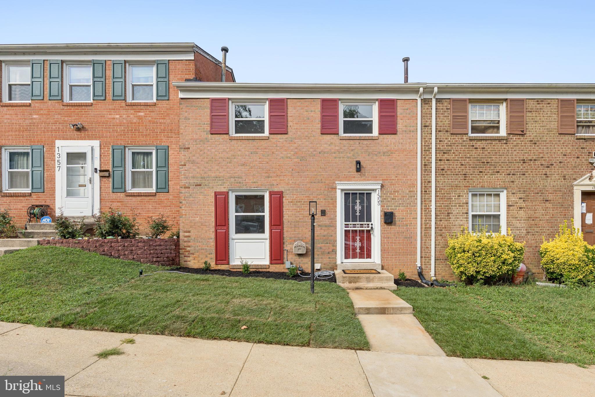 Nice and open floor plan with a lot of sunlight and space. Many upgrades, it has three bedrooms and three full bath. Show and sell.