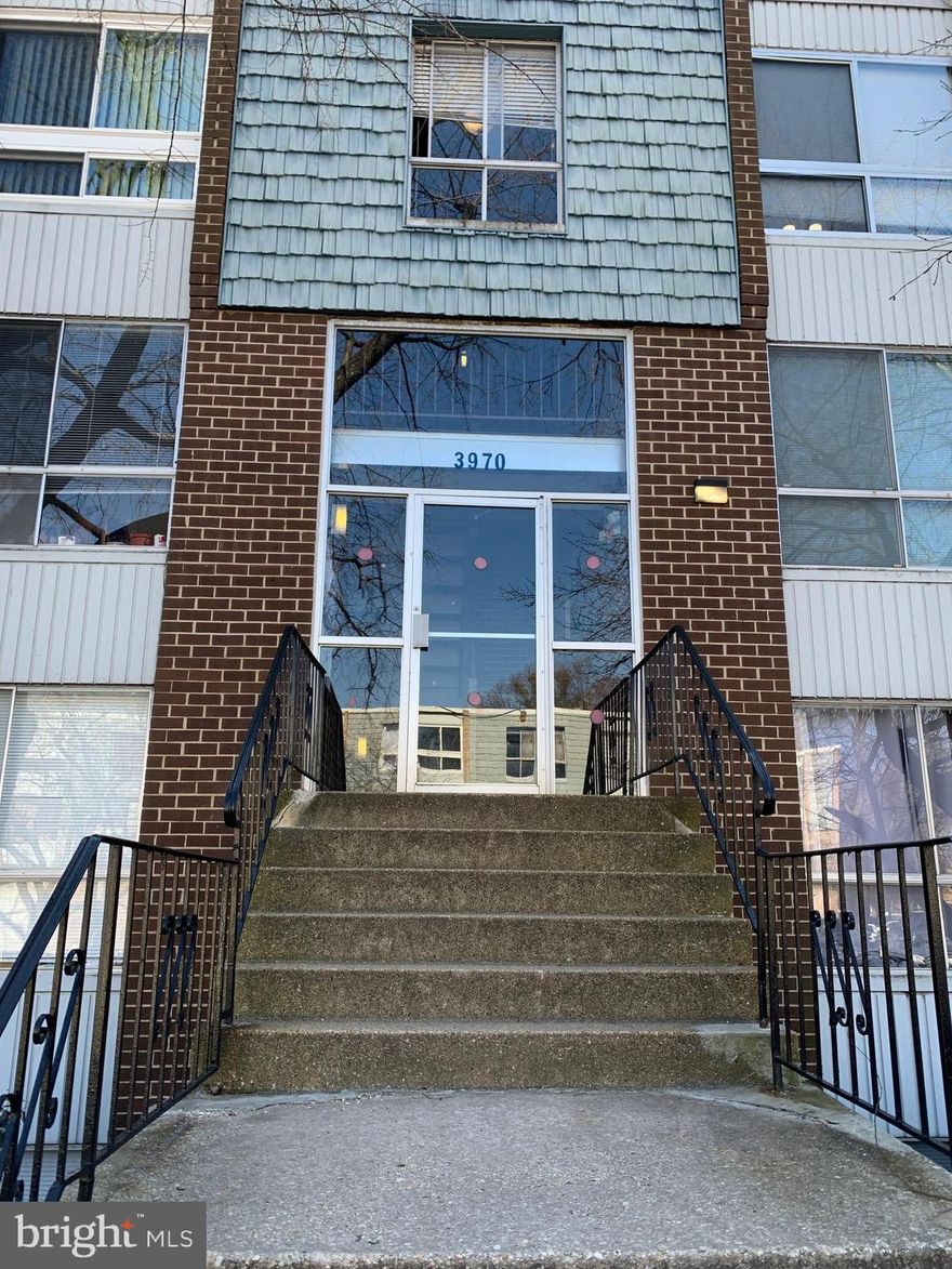 RARE 1 BEDROOM MODEL, PRISTINE CONDITION PATIO LEVEL BACKS TO COURTYARD,, FRESH PAINT, CARPET AND FLORING IN GOOD CONDITION, EXCELLENT KITCHEN, CROWN MOLDING, RECCESSED LIGHTING, SHOWS VERY WELL, CLOSE TO SHOPPING, METRO, BUS LINES, MOVE IN READY, SOLD AS IS.           NO   FHA   OR   VA   FINANCING.