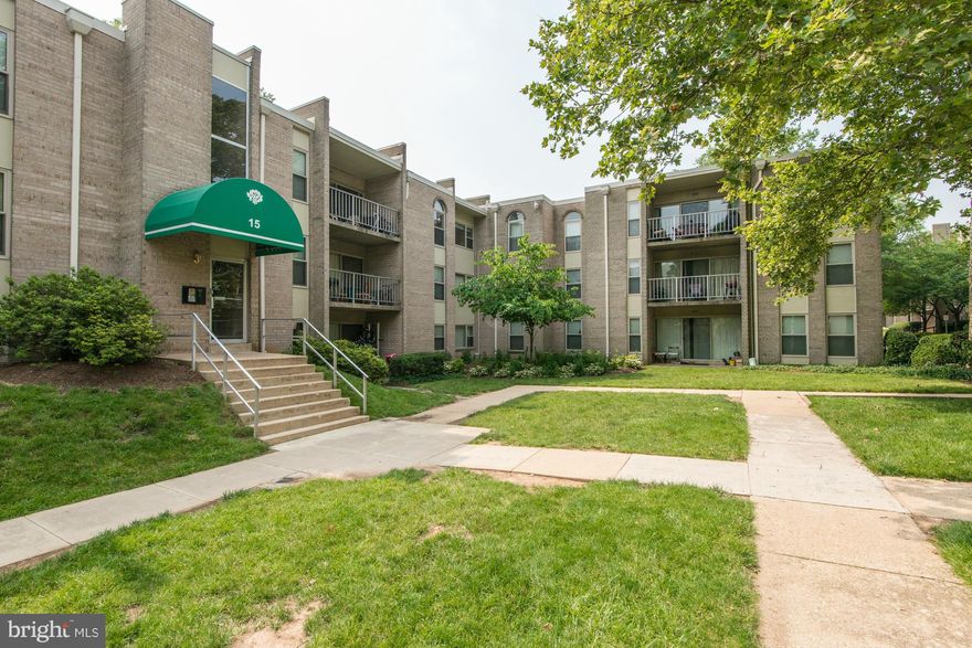 Conveniently located minutes of 395 and Old Town Alexandria. This freshly painted 1 bedroom condo has it all. Separate dining room, great bedroom with large closets. The balcony overlooks the beautiful courtyard. The low condo fees include utilities and access to the community pool