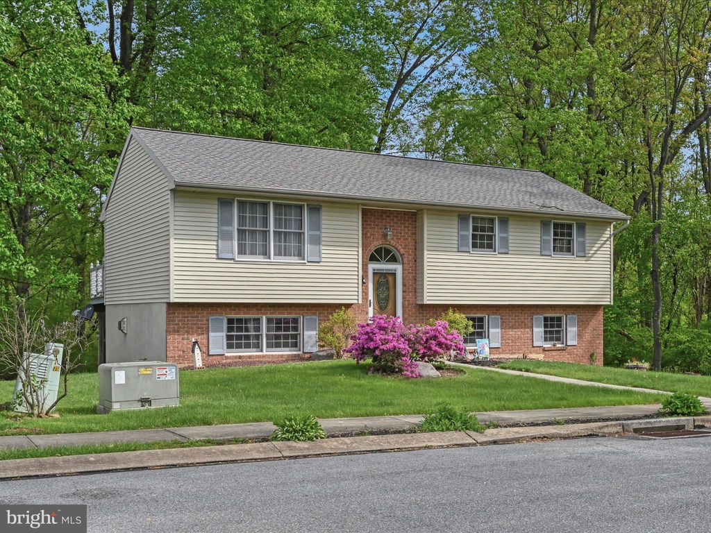 Photo of 54 CHESTNUT RUN, ELIZABETHTOWN, PA 17022 (MLS # PALA2033802)