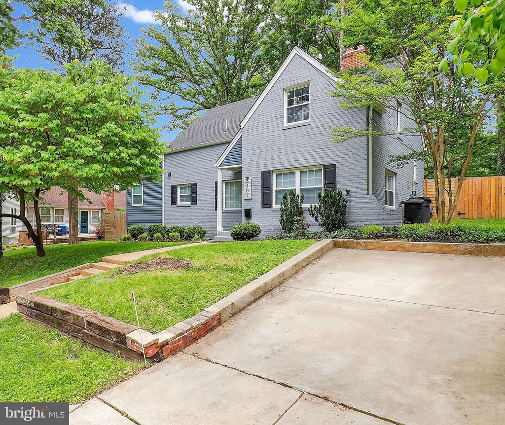 Photo of 8407 Hartford Avenue, SILVER SPRING, MD 20910 (MLS # MDMC2235390)