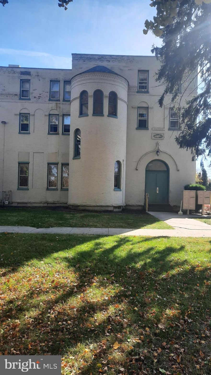 Two-bedroom apartment available in the Old Irving College building. All utilities included except electric.
SEASONAL  PROMOTION..FIRST MONTH FREE.. ONLY WITH A 13-MONTH LEASE!
PROMOTION ENDS 3-1-25