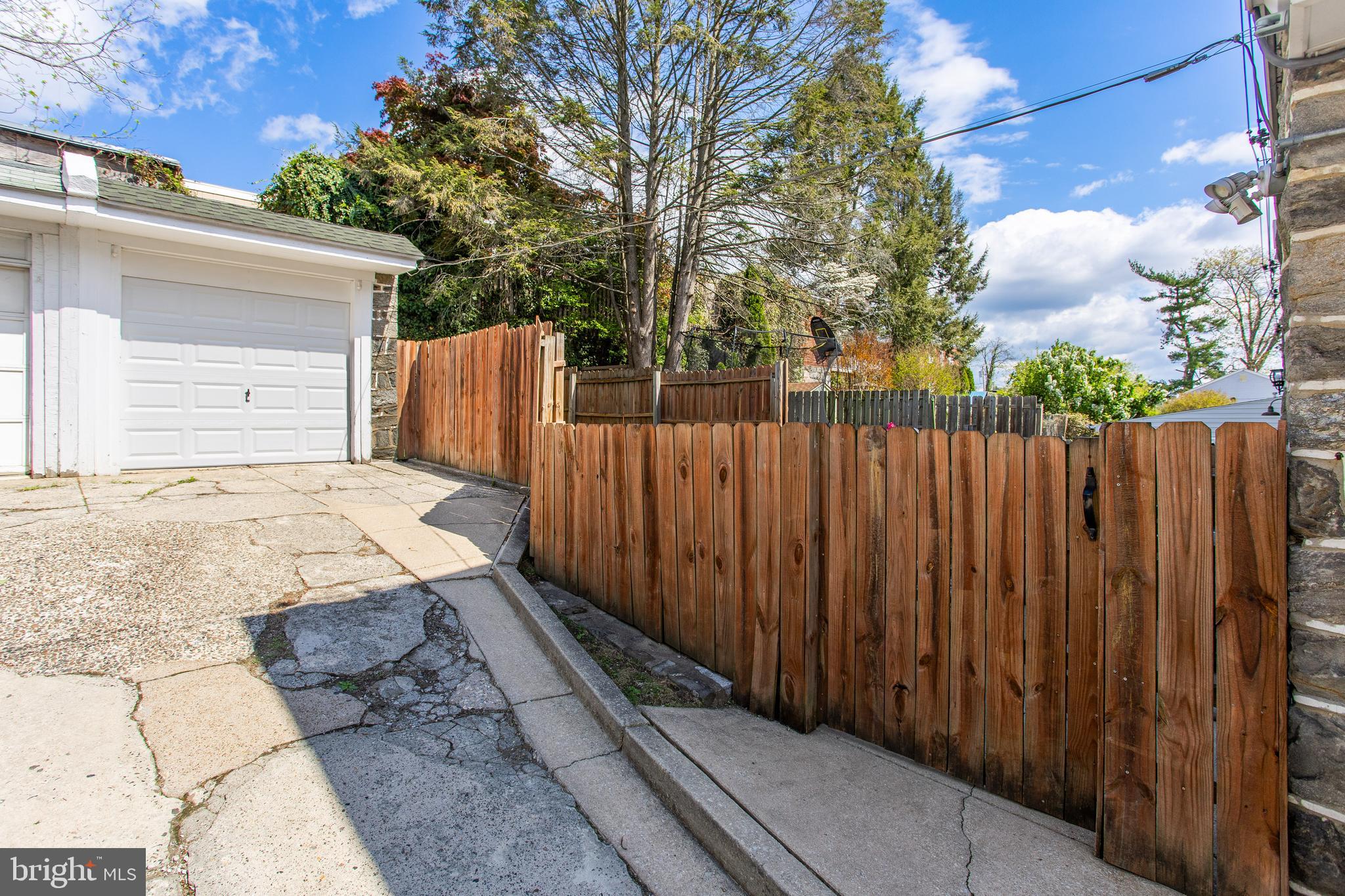 556 FAIRTHORNE AVENUE