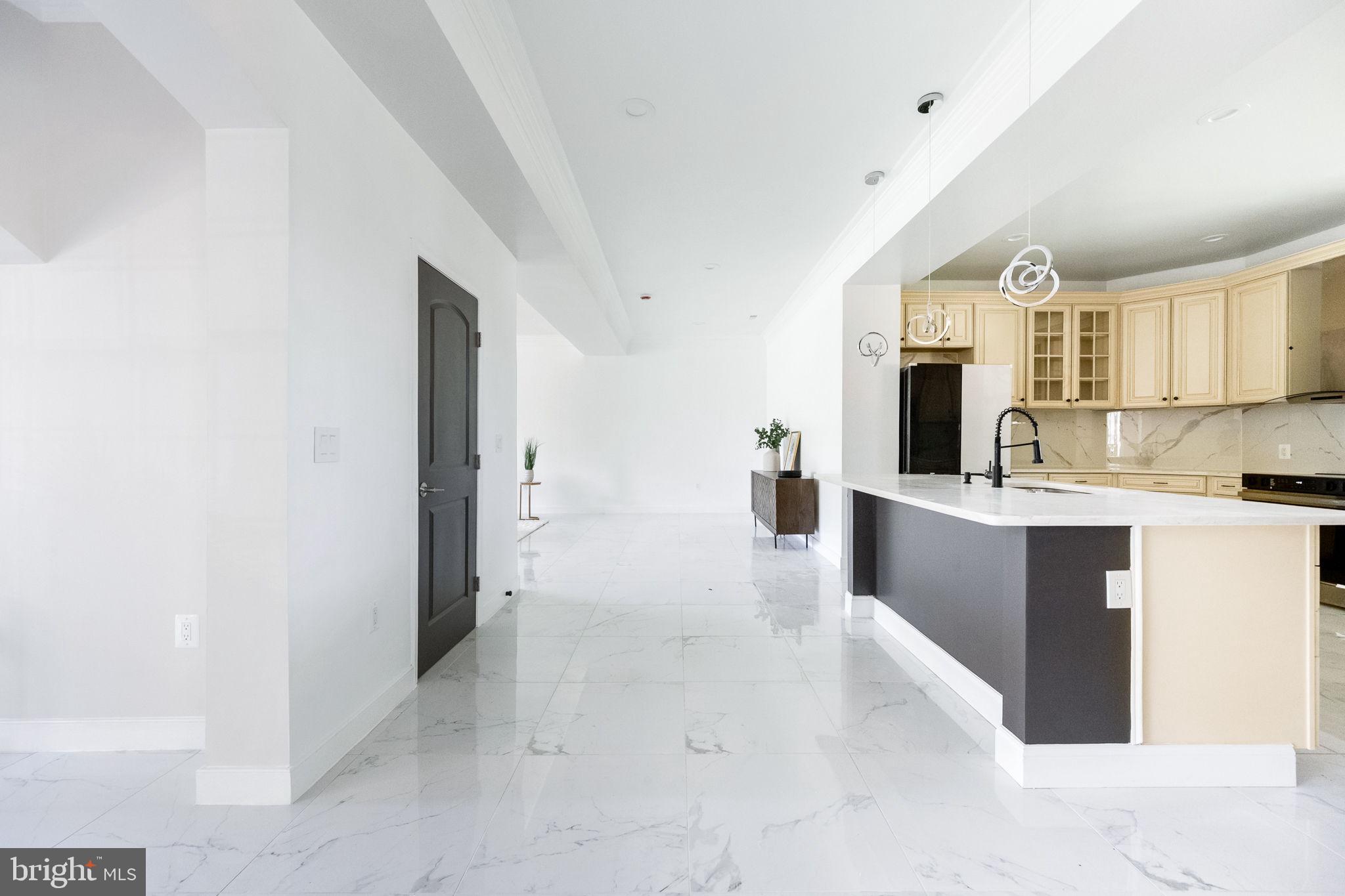 COUNTRY CLUB - Residential