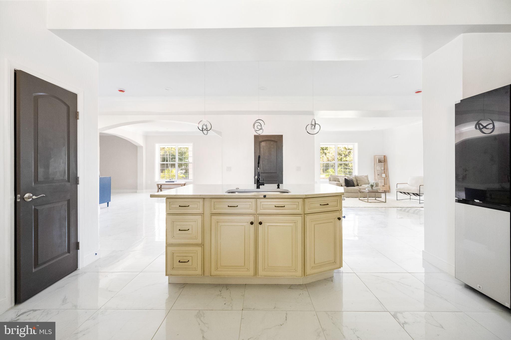 COUNTRY CLUB - Residential