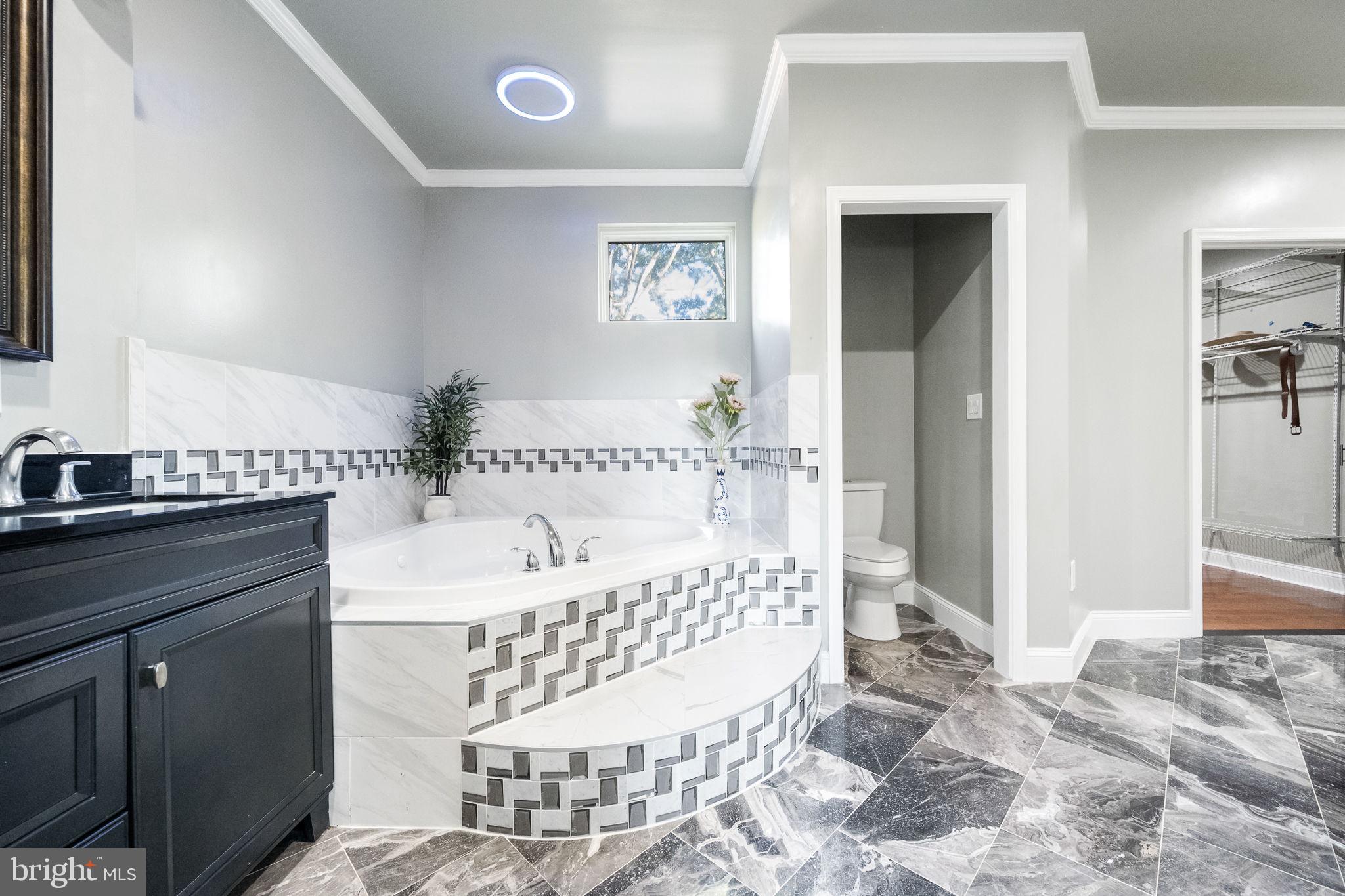 COUNTRY CLUB - Residential