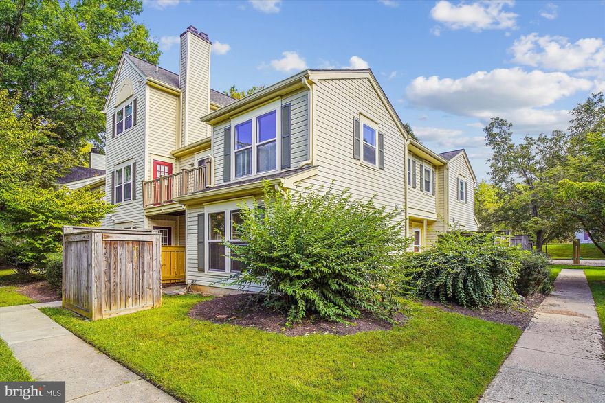 PRICE REDUCTION and $2000 seller help! This is a MUST SEE!  3 bedrooms, 2 1/2 bathrooms, fireplace, deck, open floor plan. Feels much bigger than it is. The best description I can give it is "cozy spaciousness"! Units like this don't come on the market very often. Don't delay. This could be your new home!