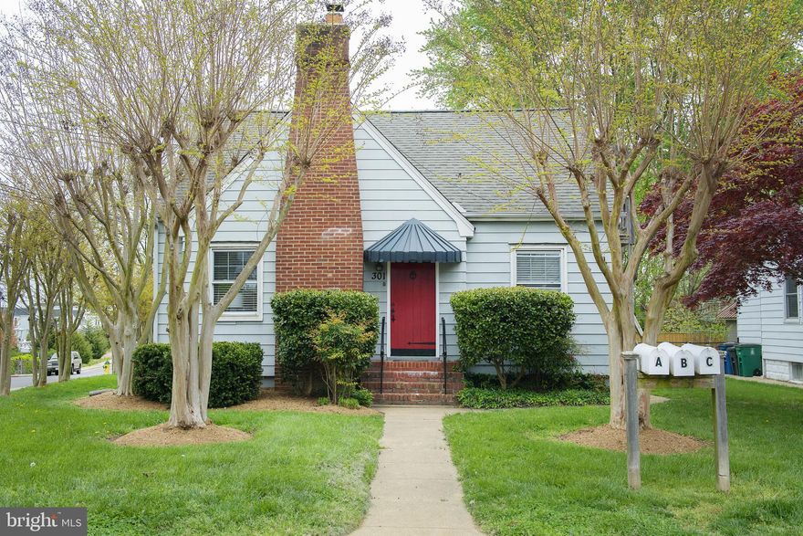 Very neat updated top level apartment in a 3 unit converted home one block from Spa Creek. 1 bedroom, 1 bath, with wood floors, updated bath w/ceramic tile shower and floor; newer kitchen with granite counters, SS appliances, including electric range, microwave/range hood, refrigerator, and dishwasher!  Mini split system for central air and heat.  Shared laundry room in basement.  Offstreet reserved parking  space.  Large lot maintained by owner.  Walk to town, gym, shopping.  Close to Rts 50 and 97 and Quiet Waters Park.  Non smoking unit.   Water/sewer/trash shared and billed quarterly.   Non smoking (any products) property.
We prefer no pets but will consider a cat with pet rent. Owner/agent.  Early November occupancy.