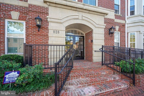 Photo of 828 Slaters Lane #204, ALEXANDRIA, VA 22314 (MLS # VAAX2066290)