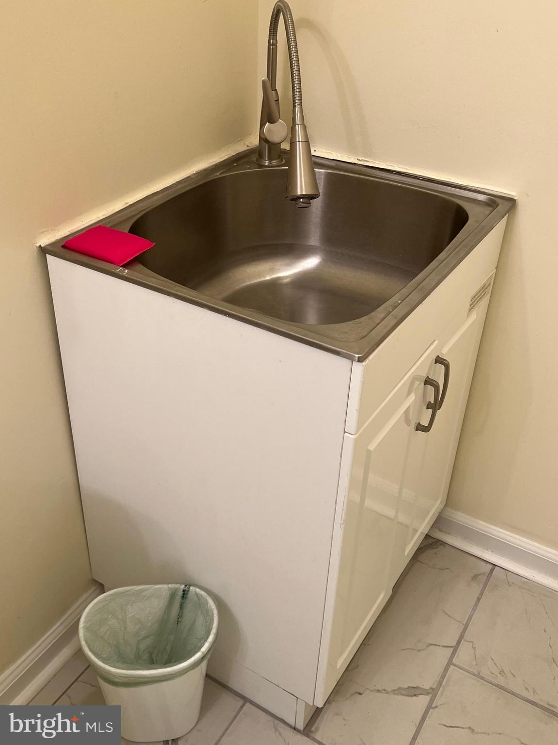 SHEFFIELD MANOR - Residential Lease