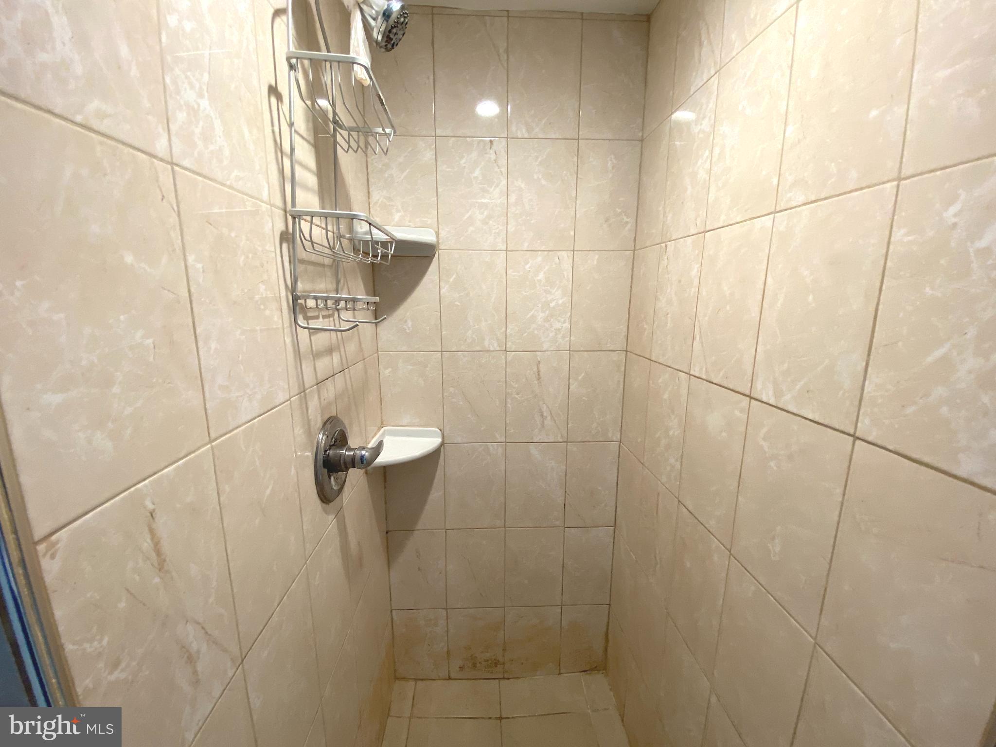 MONTGOMERY KNOLLS - Residential Lease