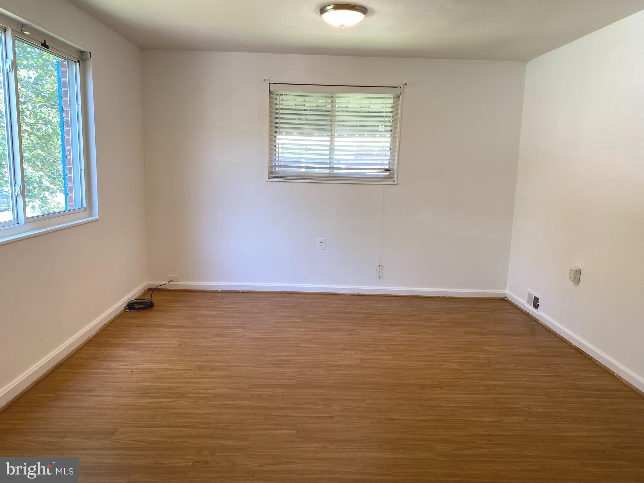 MONTGOMERY KNOLLS - Residential Lease