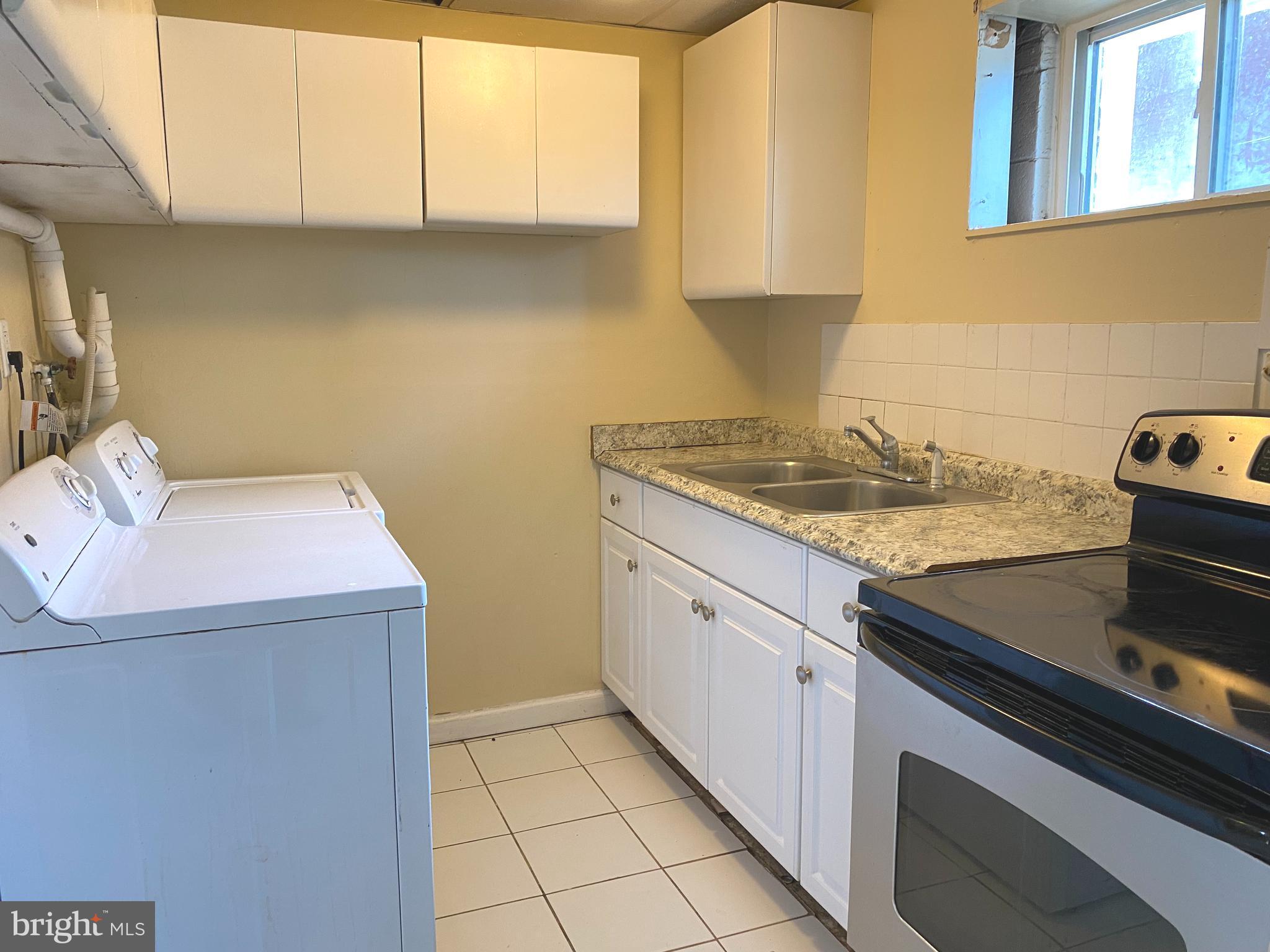 MONTGOMERY KNOLLS - Residential Lease