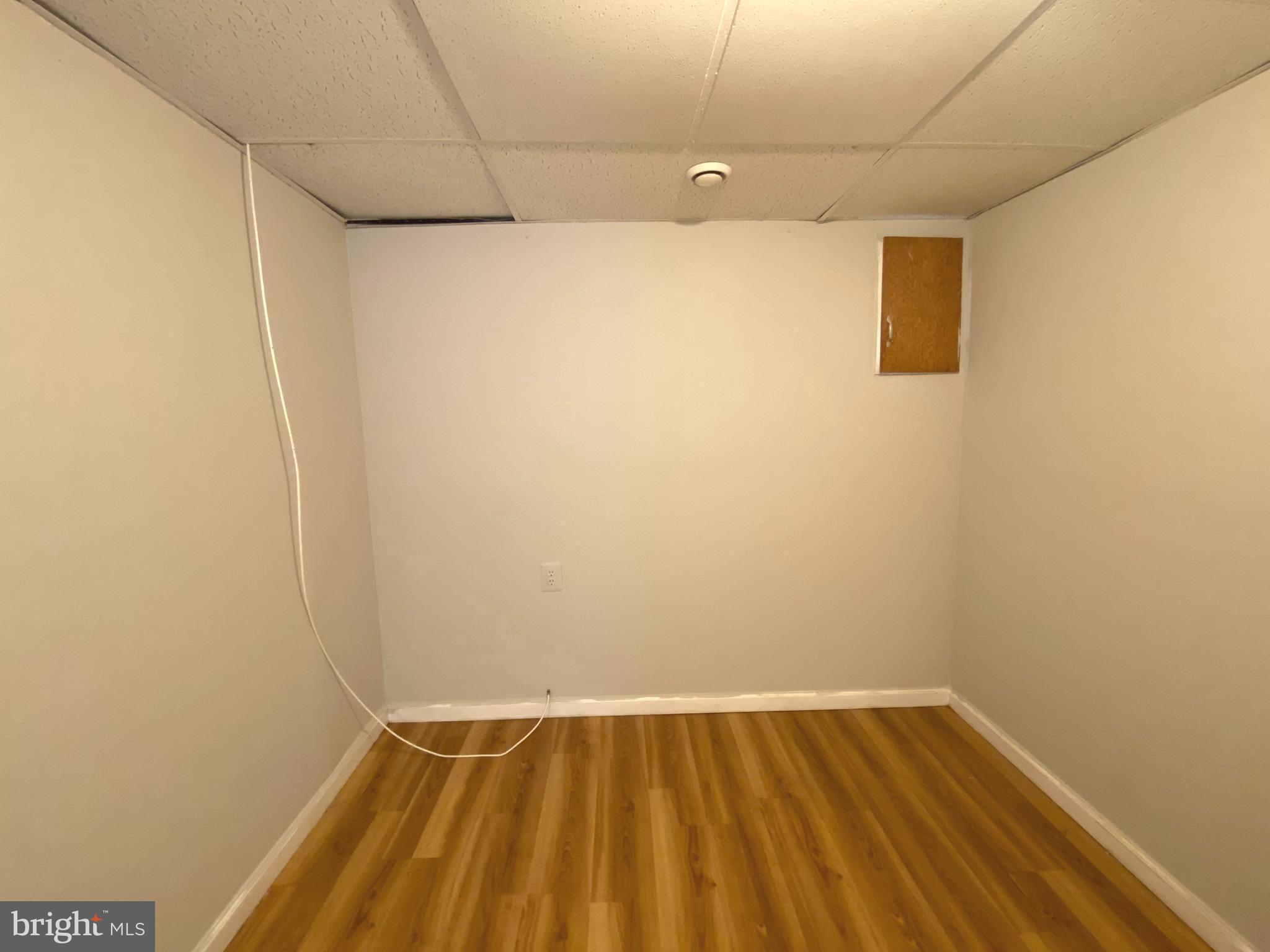 MONTGOMERY KNOLLS - Residential Lease