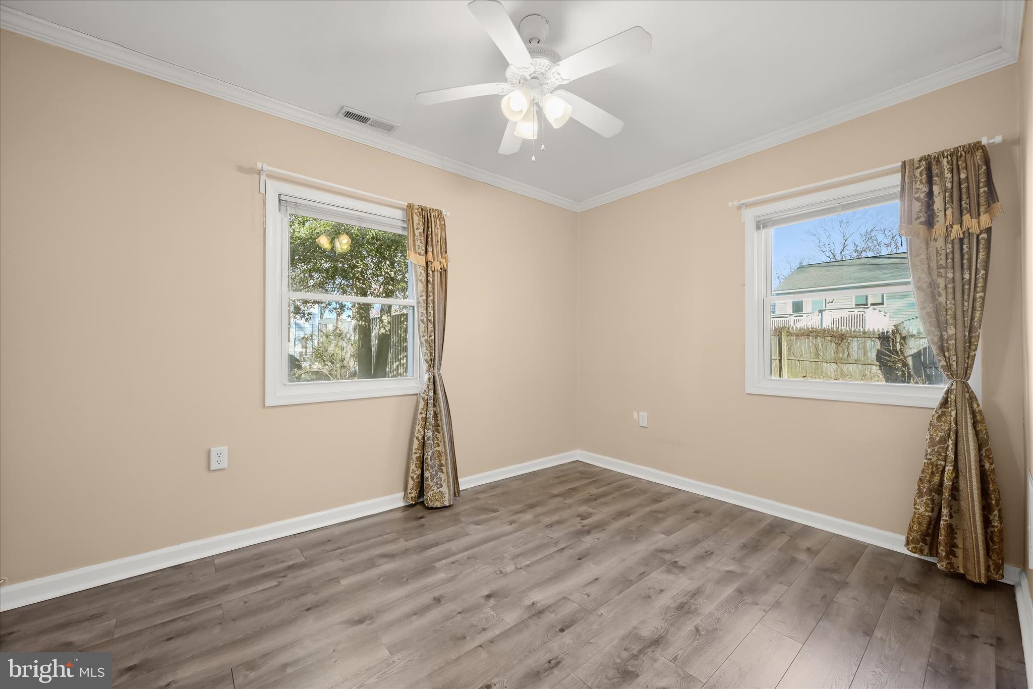 WOODLAND BEACH - Residential