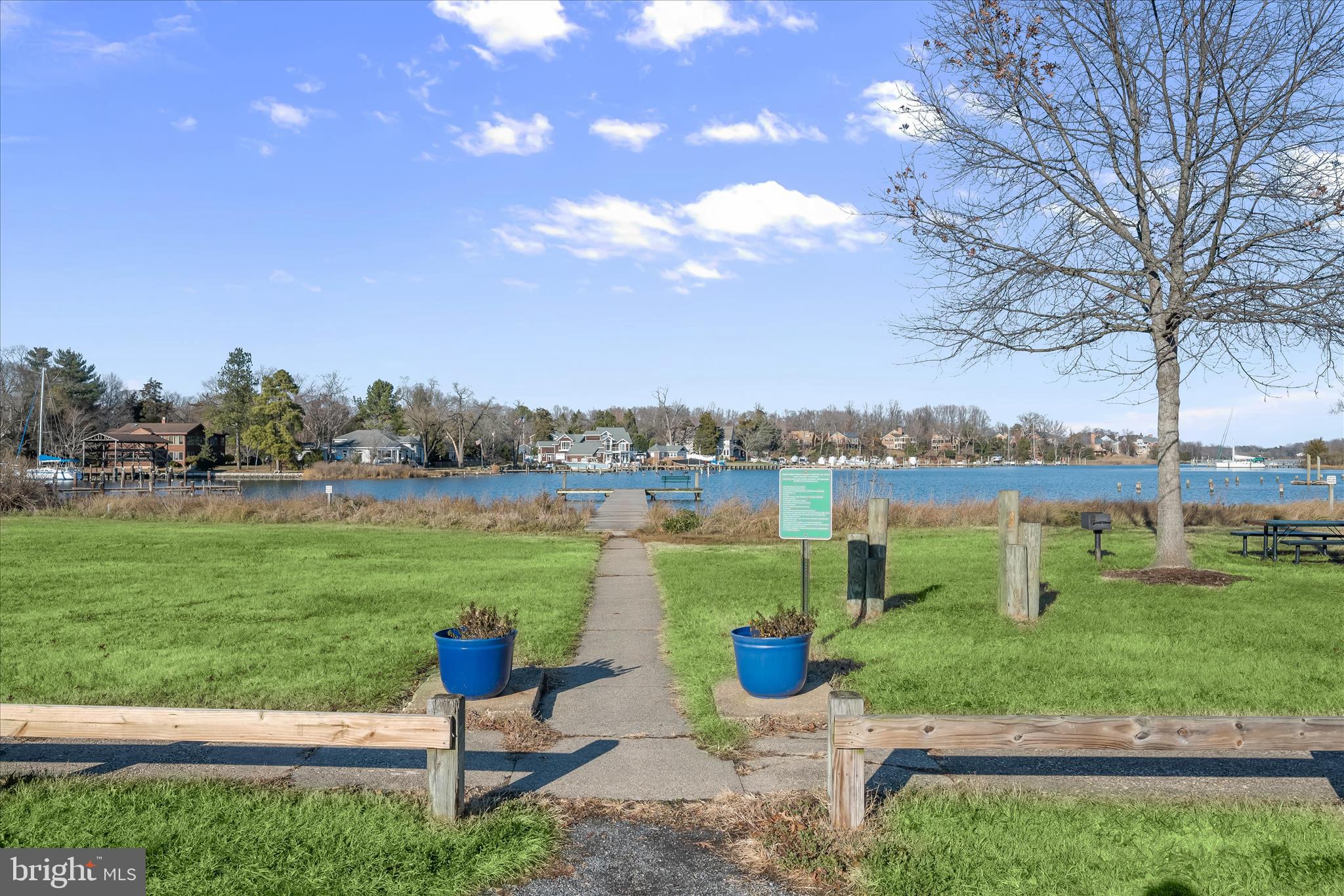 WOODLAND BEACH - Residential