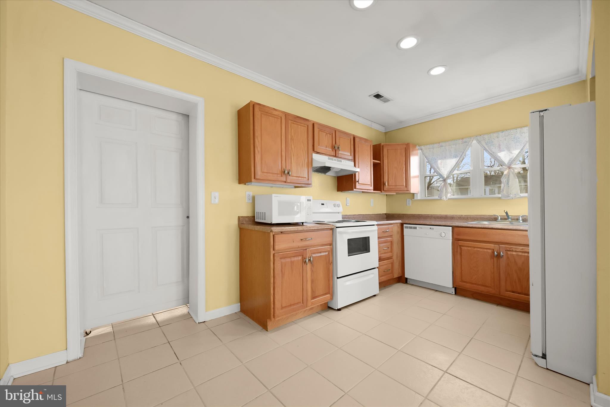 WOODLAND BEACH - Residential