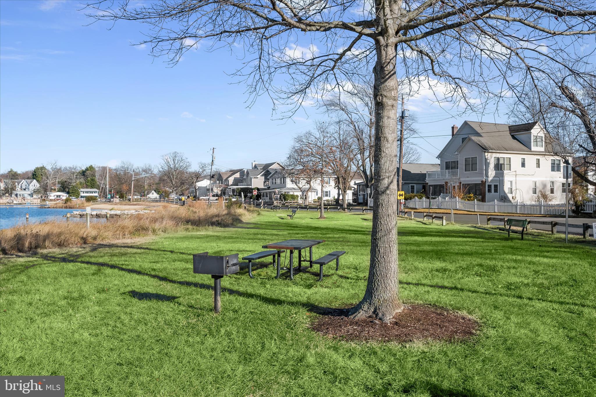 WOODLAND BEACH - Residential