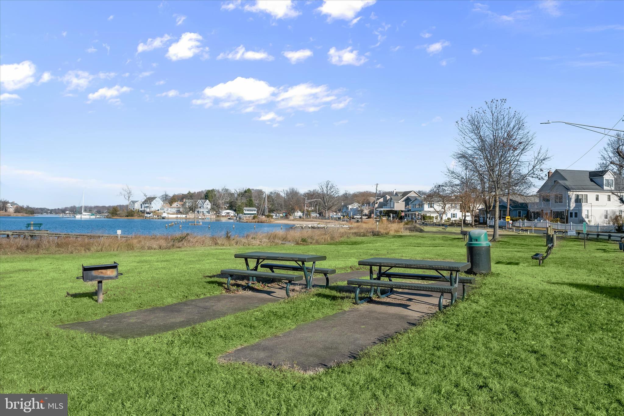 WOODLAND BEACH - Residential