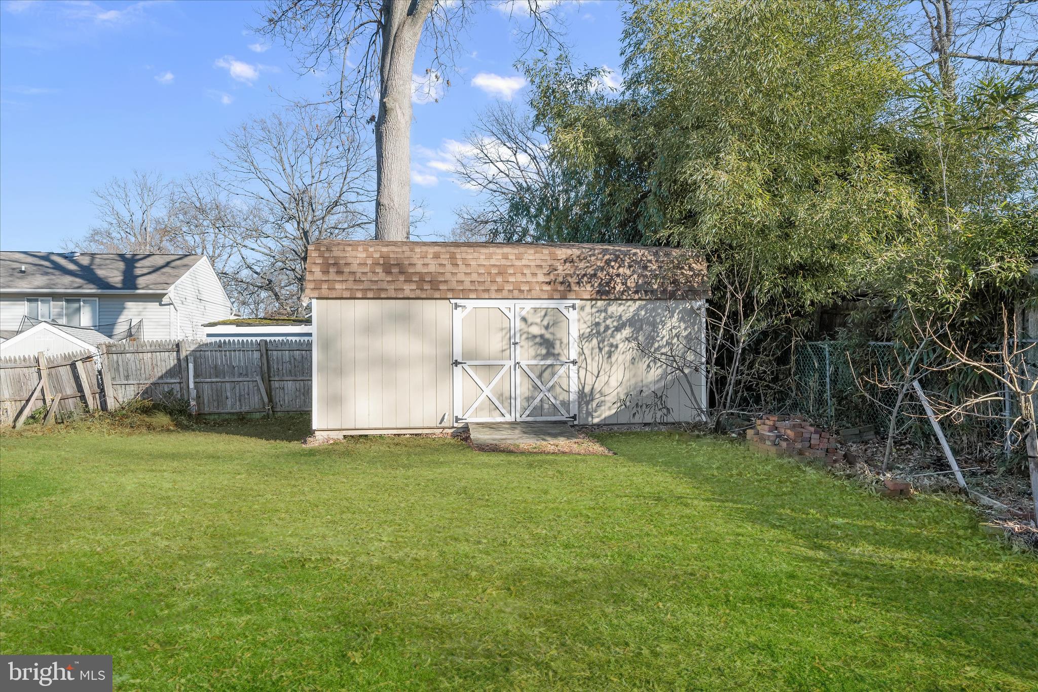 WOODLAND BEACH - Residential