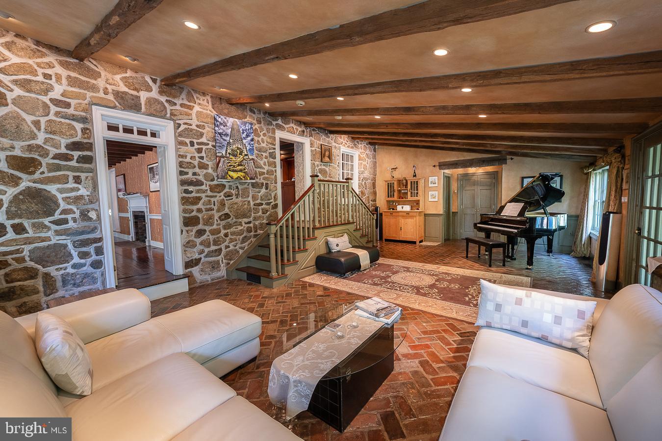 HUNTVIEW AT HORSES - Residential