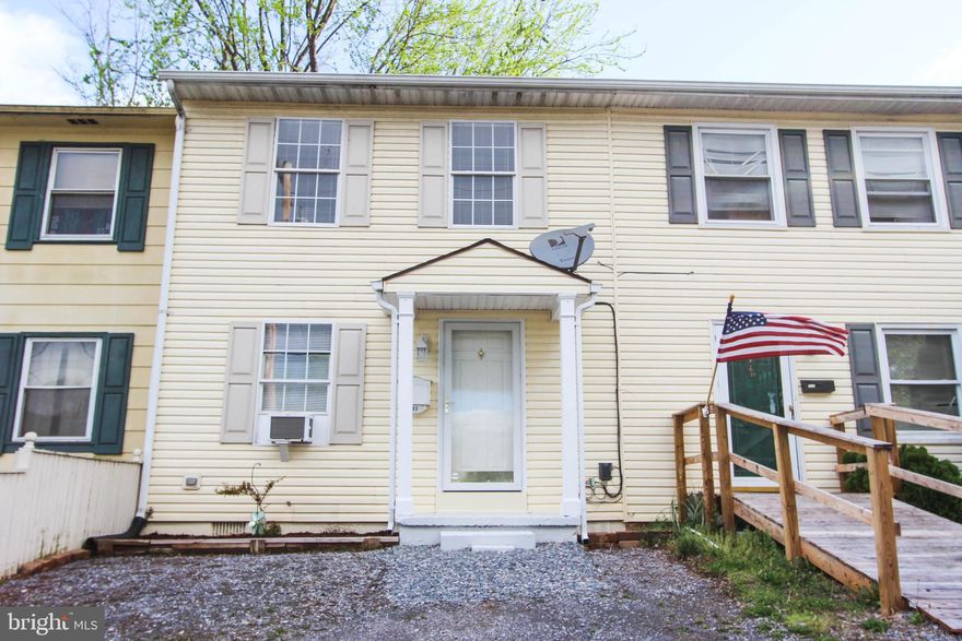 Beautiful, 3 Bedroom 1.5 bathroom townhouse is ready to move in! Homes has 2 car parking, cordless blinds, freshly painted, washer and dryer, and with a long fenced backyard. Pets are welcome! Home is near the hospital, 2 blocks away from the school, and at a walking distance from the convenience store.