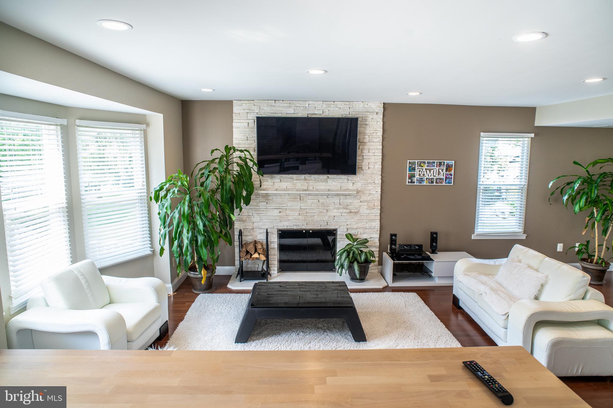 QUEEN ANNE VILLAGE - Residential