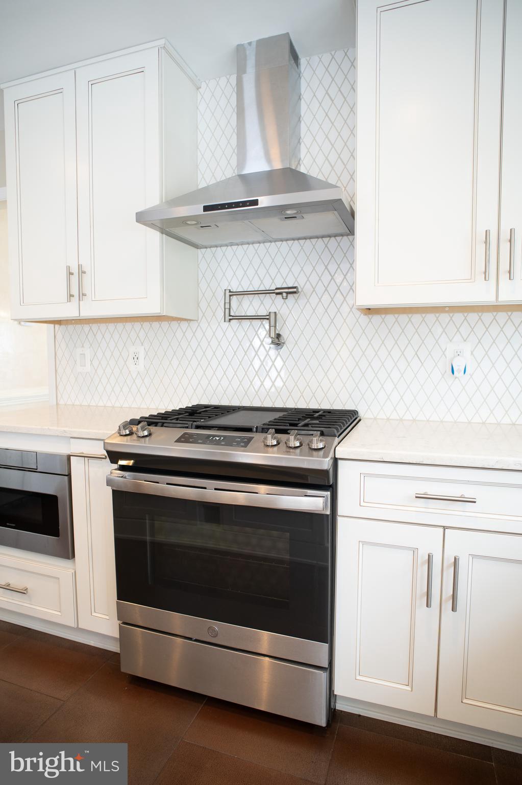 QUEEN ANNE VILLAGE - Residential