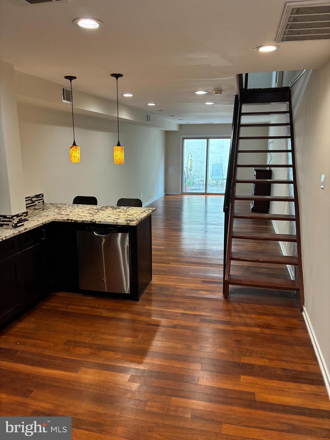 QUEEN VILLAGE - Residential Lease