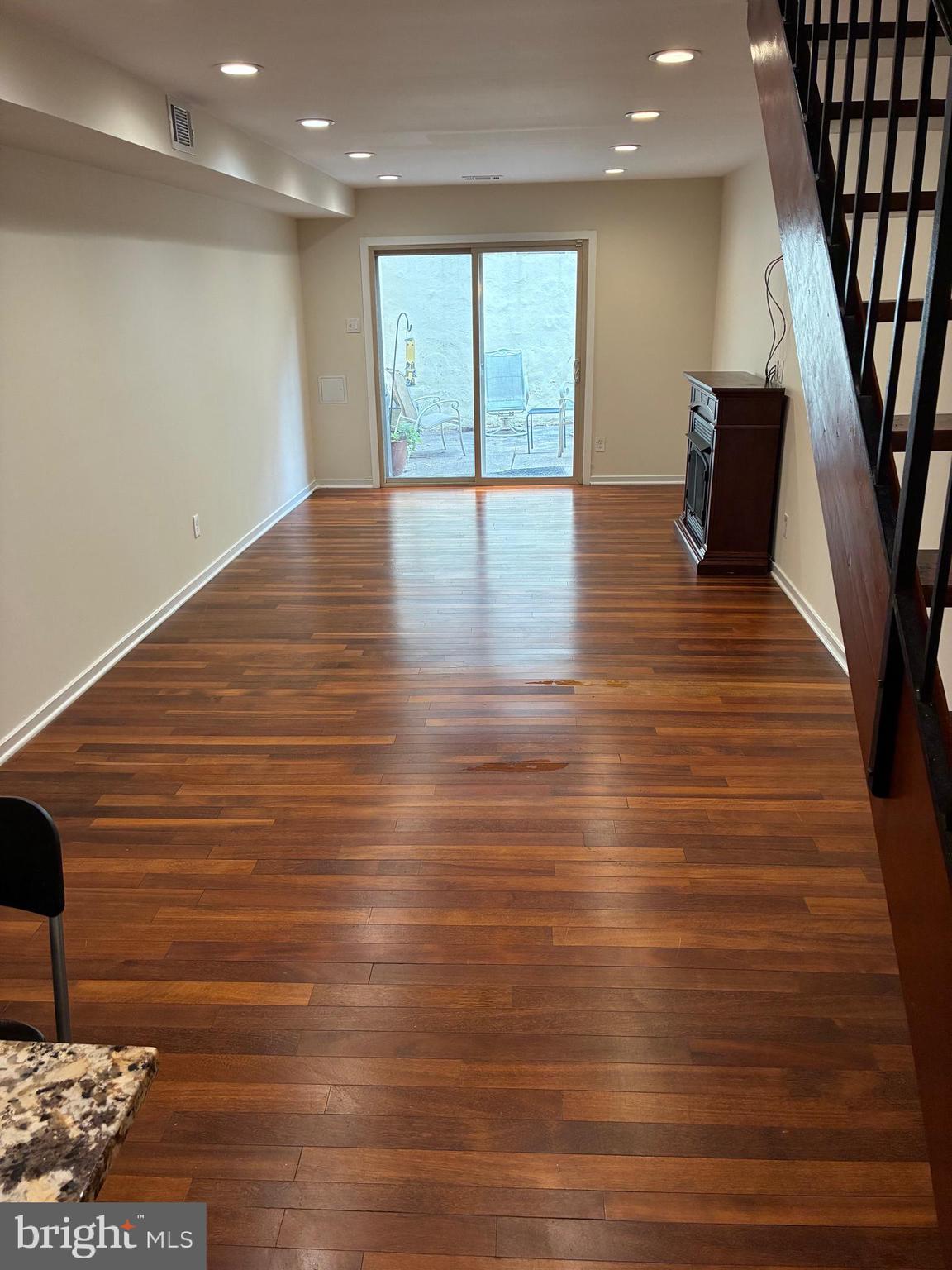 QUEEN VILLAGE - Residential Lease