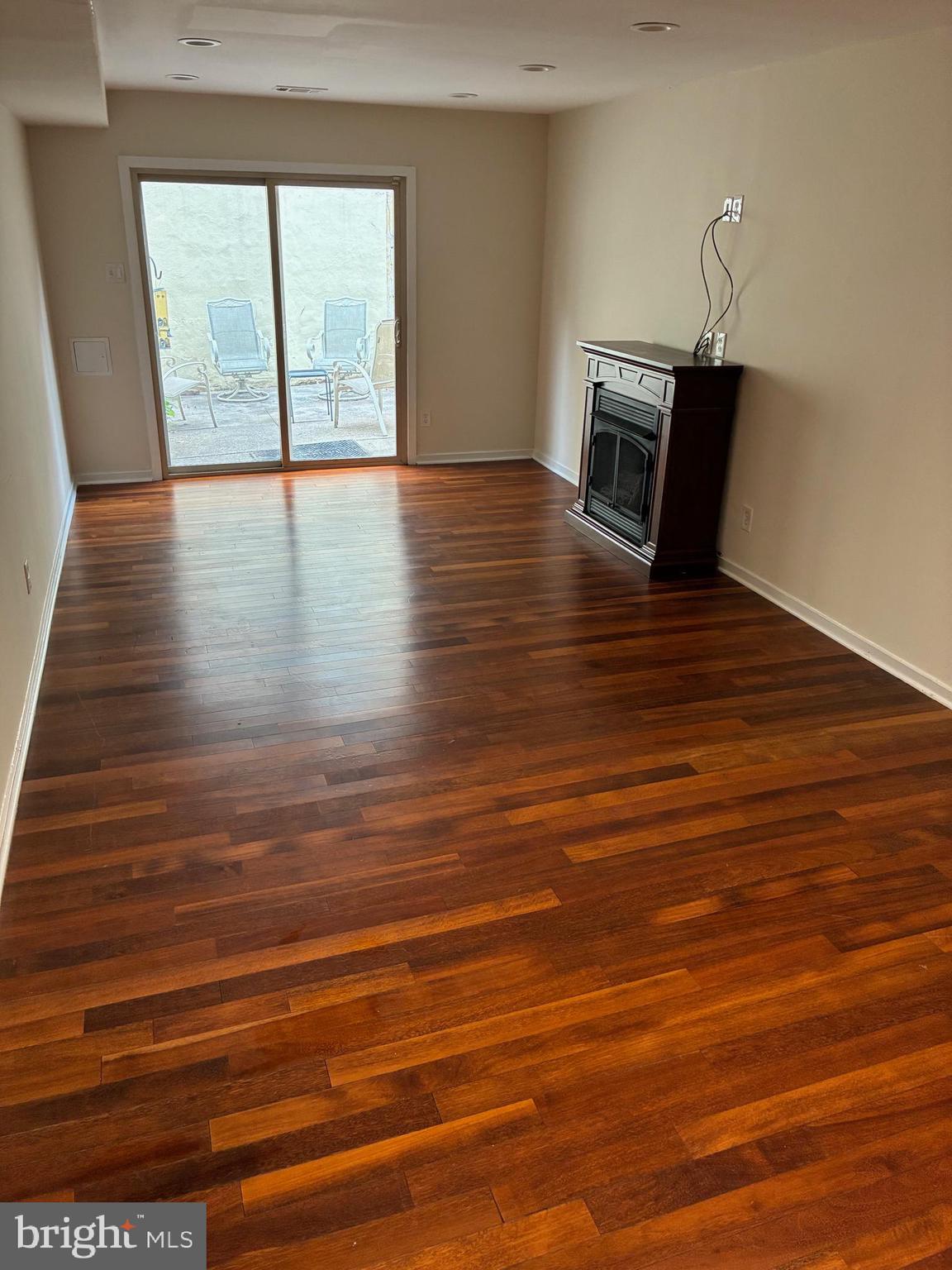 QUEEN VILLAGE - Residential Lease