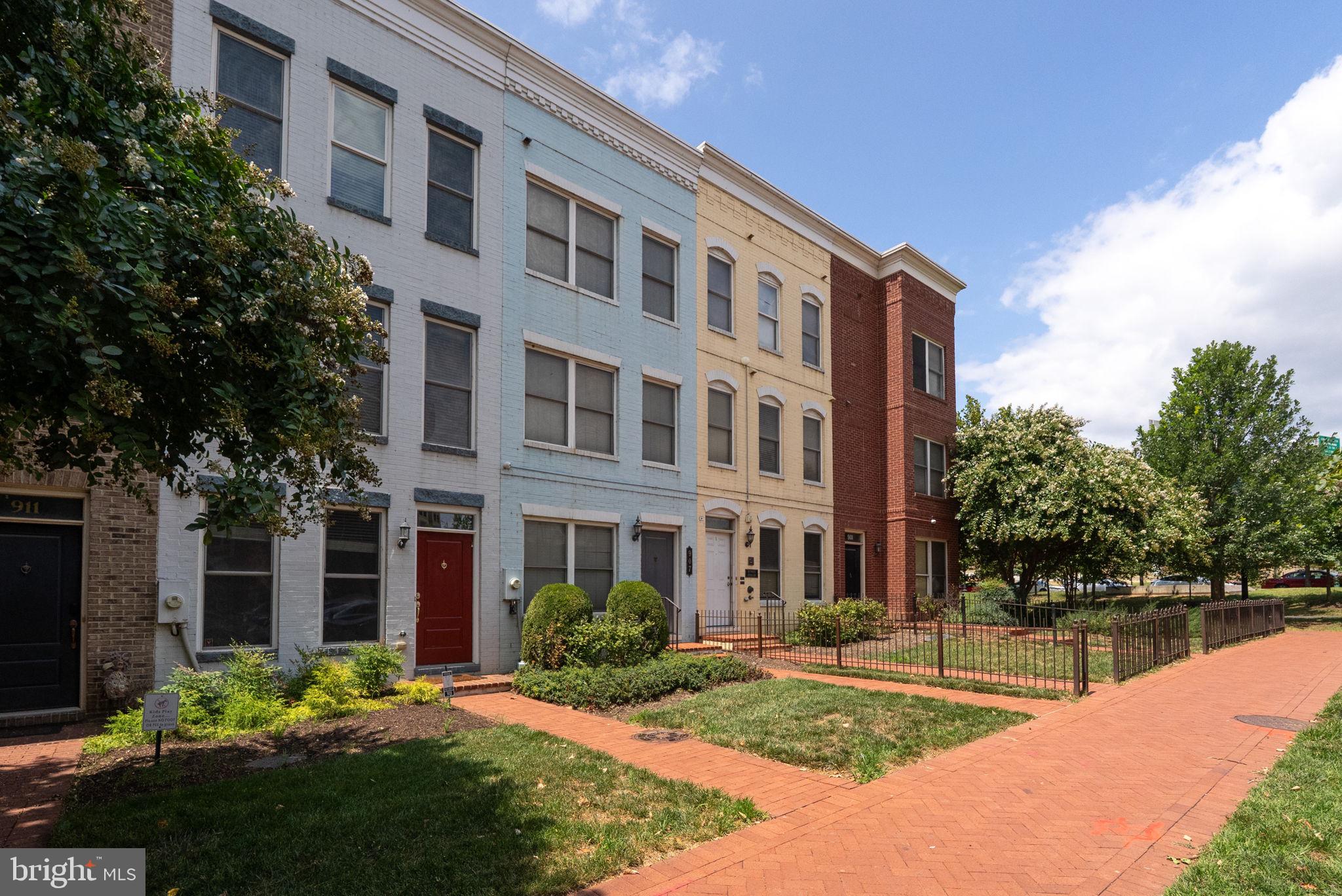 909 5TH STREET SE