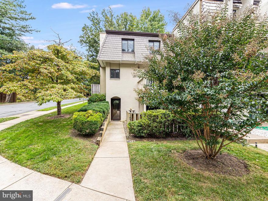 Beautiful 3 BD/2/2 Bath. House is freshly painted.  Beautiful updated kitchen and bathrooms. Updated windows. Laminate floor on entry level, wood on second level.   Engineered patio with french drain. New side walkway and HVAC. Must see! Pets case by case.
Fire place will be repaired.