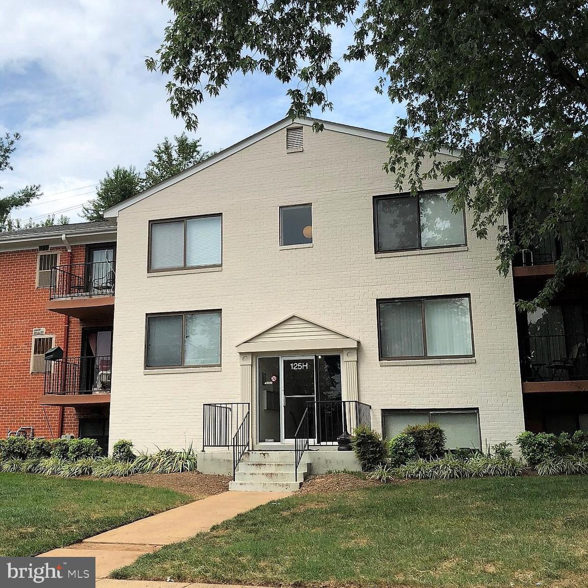 COUNTRY CLUB GREEN - Residential Lease