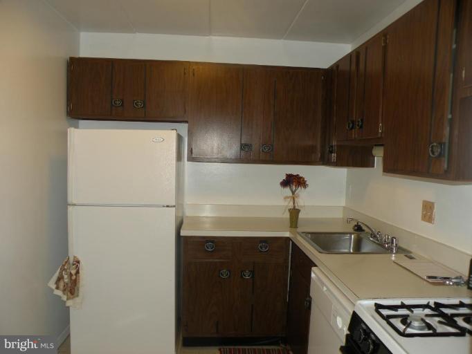 COUNTRY CLUB GREEN - Residential Lease