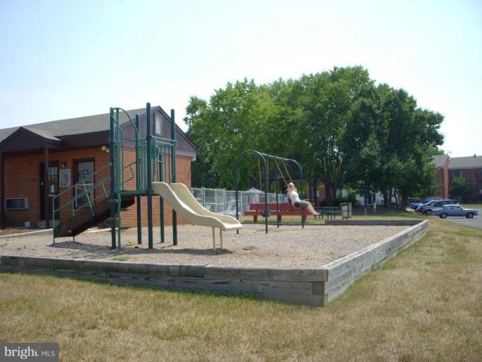 COUNTRY CLUB GREEN - Residential Lease