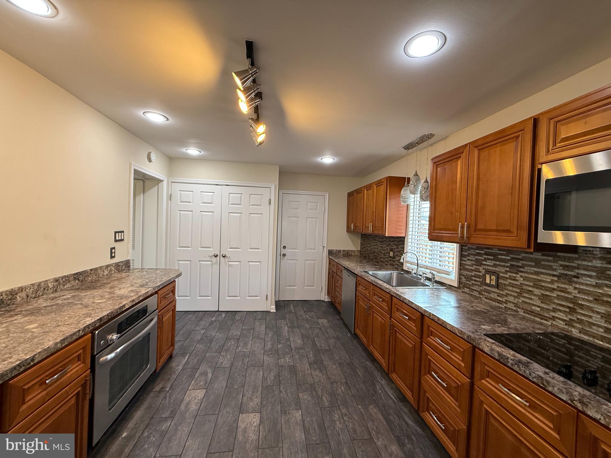 LOISDALE ESTATES - Residential Lease