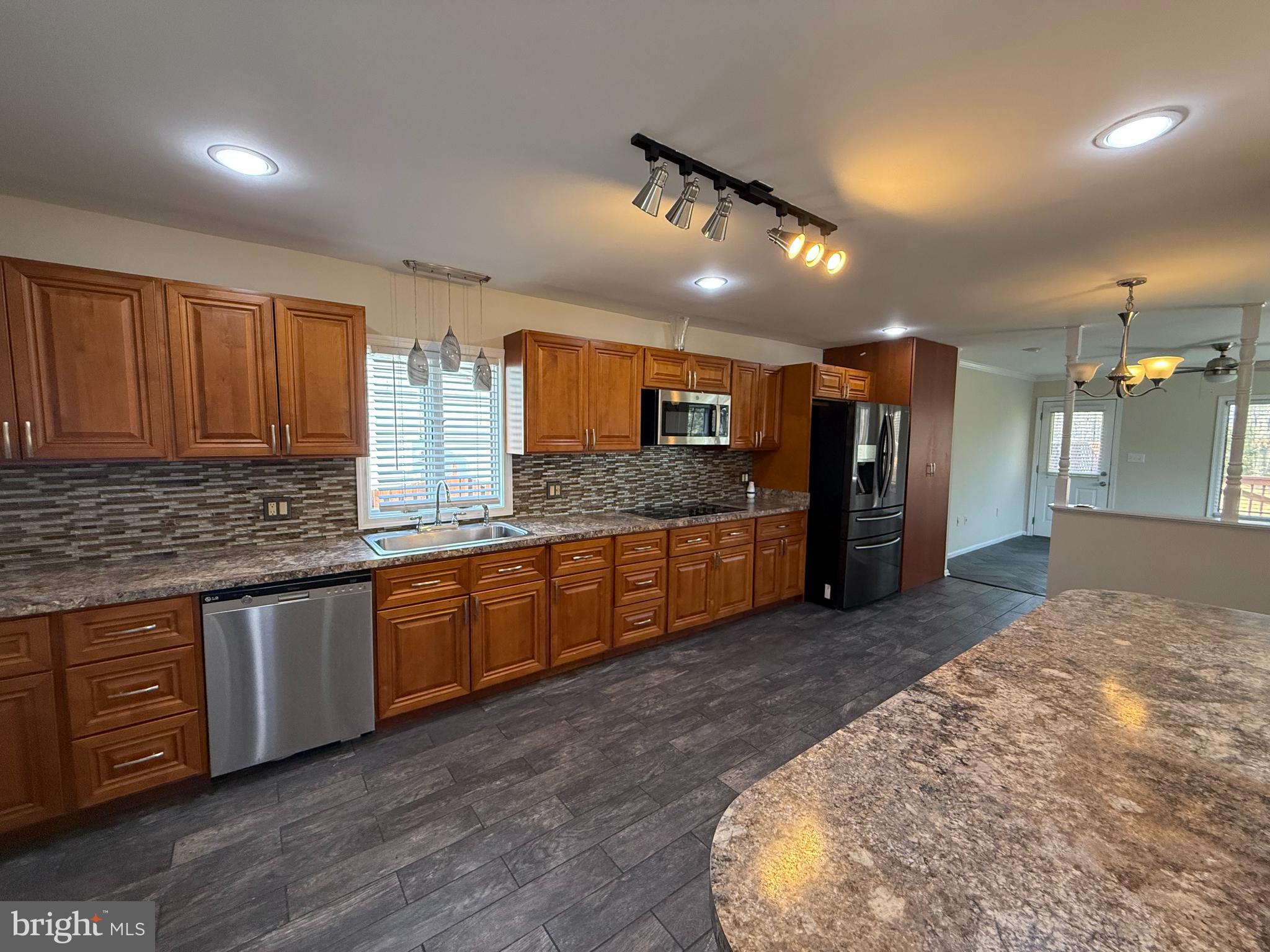 LOISDALE ESTATES - Residential Lease