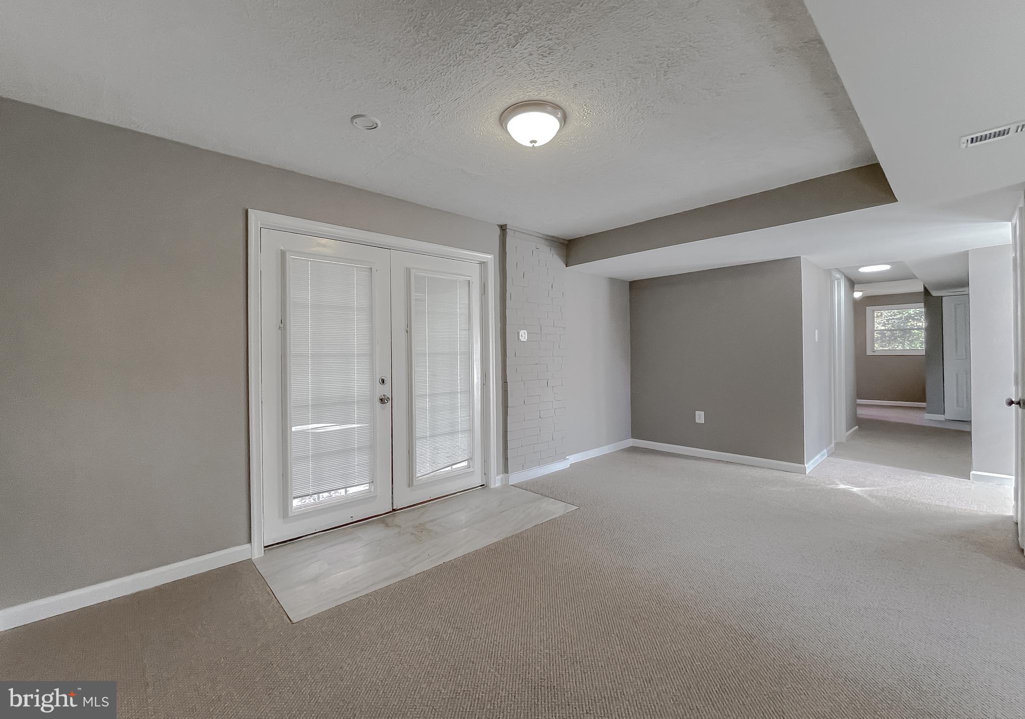 COUNTRY LAKES - Residential