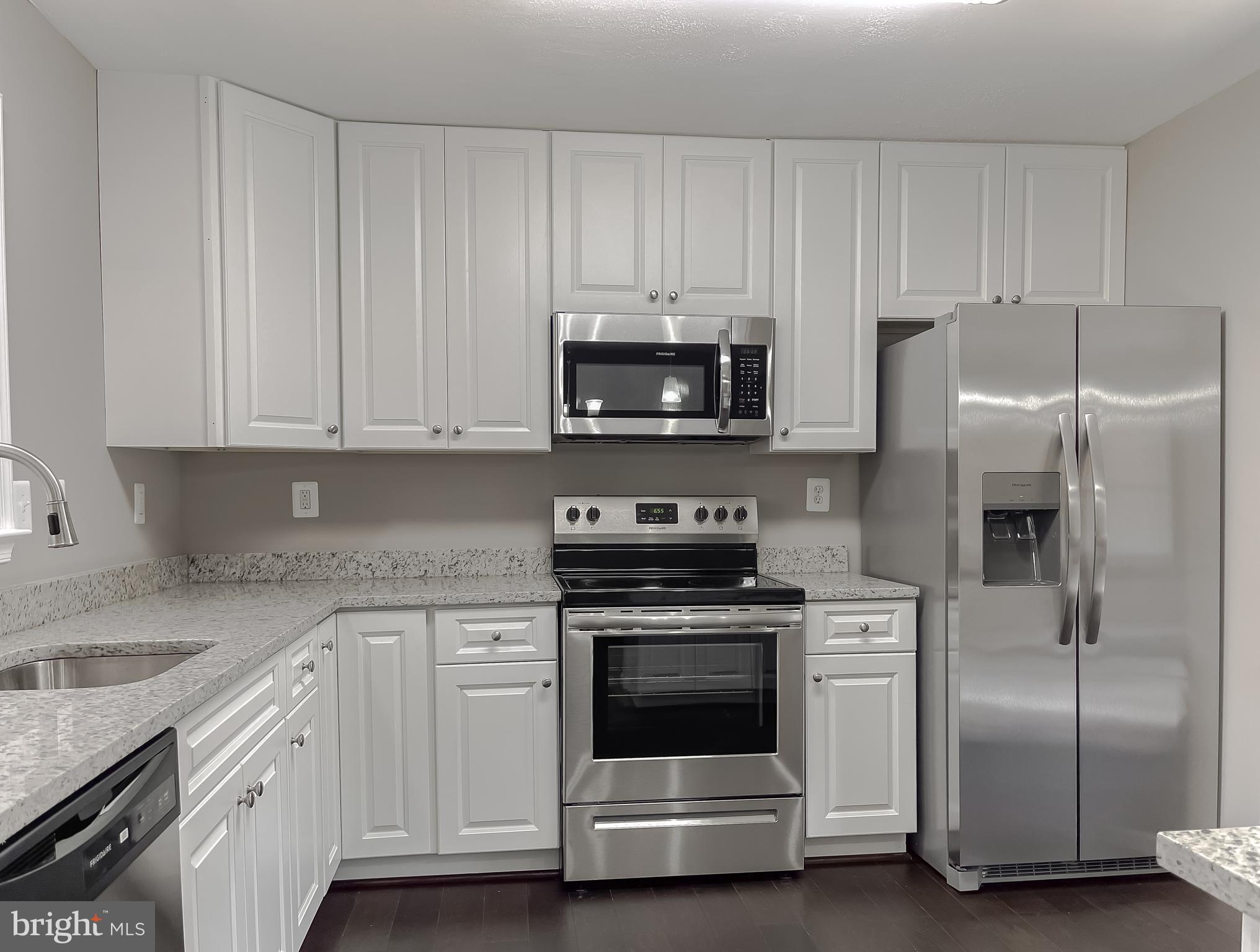 COUNTRY LAKES - Residential