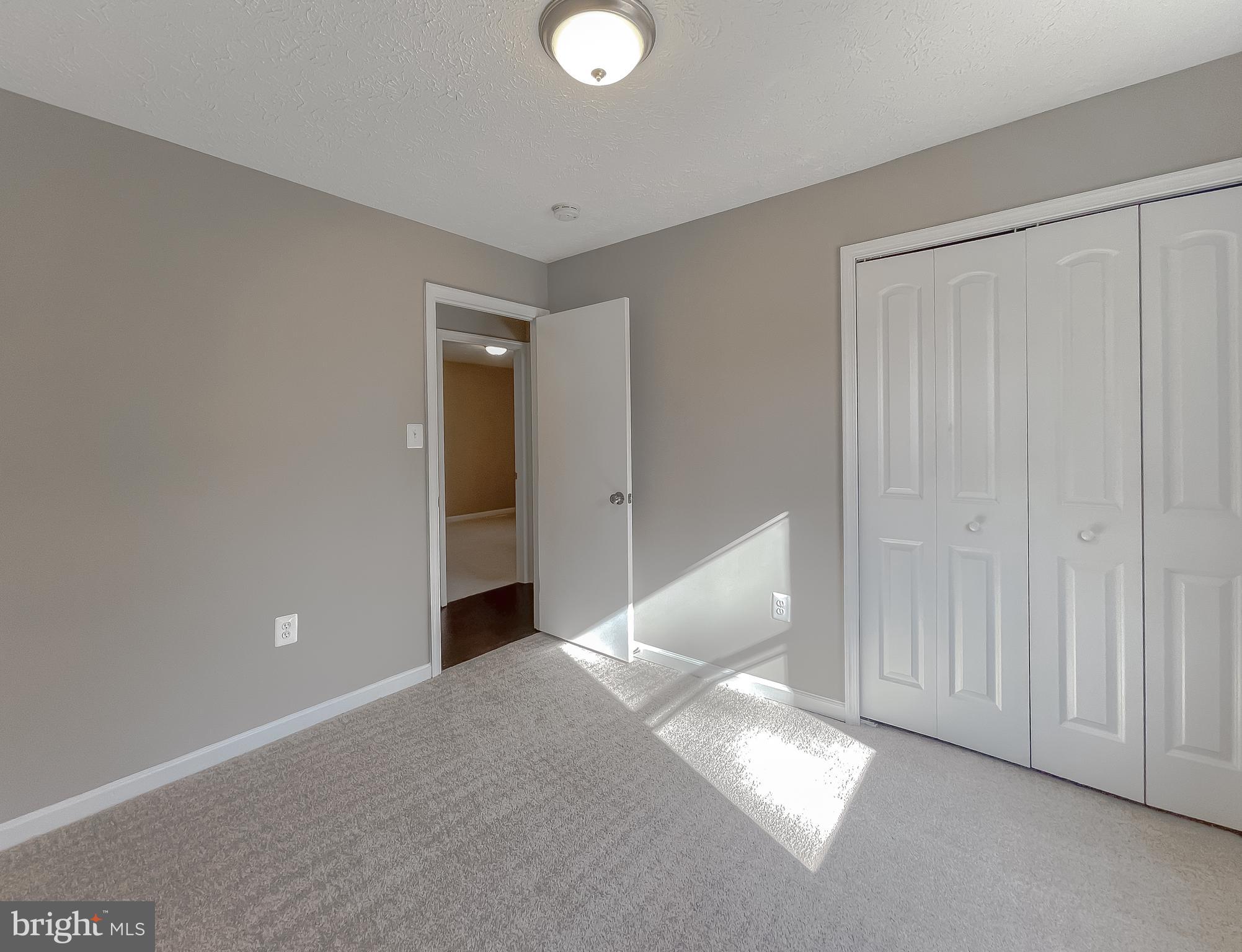 COUNTRY LAKES - Residential