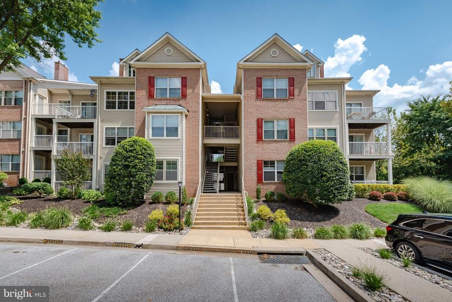 Well maintained 2BR,2FB corner condo unit. The spacious living area flooded with natural light leads to sunny KIT w/SS appliances, breakfast nook w/access to the balcony overlooking the pool. Cozy sleeping quarters on the main level, vaulted ceilings, skylights, oversized loft, separate dining room and much more!!