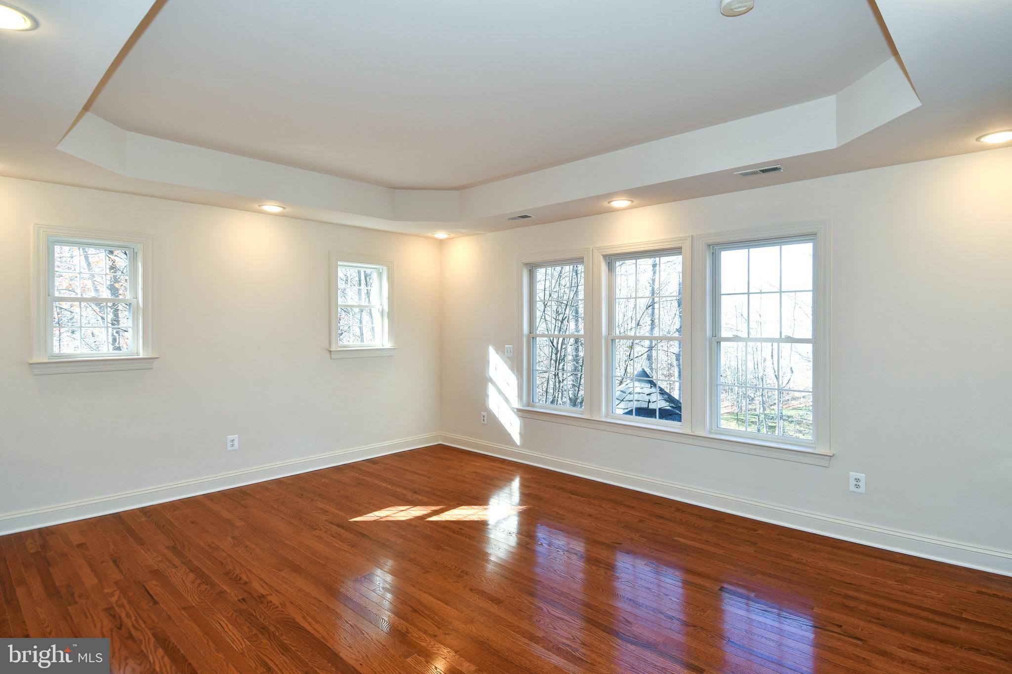 CLASSIC HOLLOW - Residential