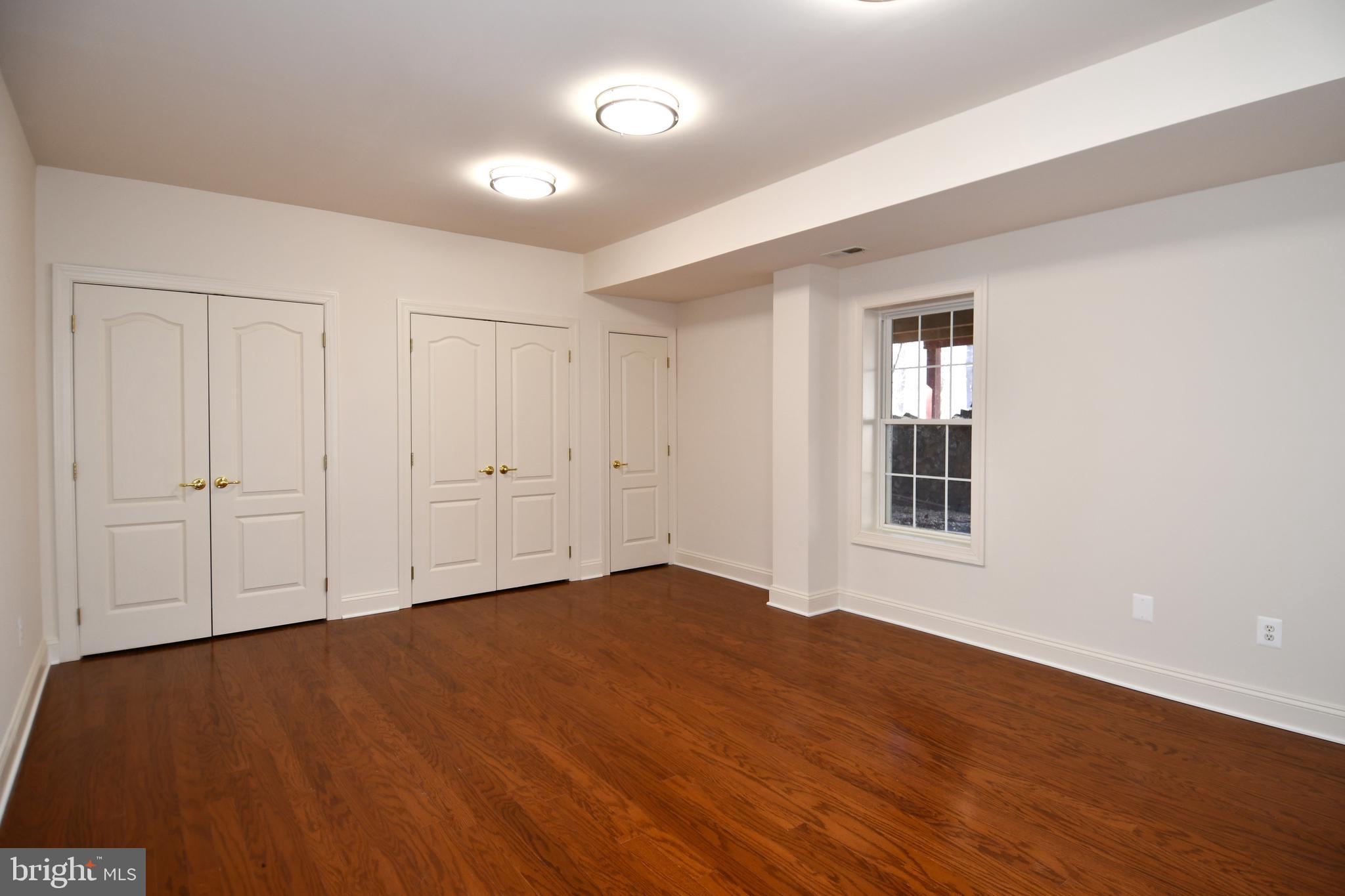 CLASSIC HOLLOW - Residential