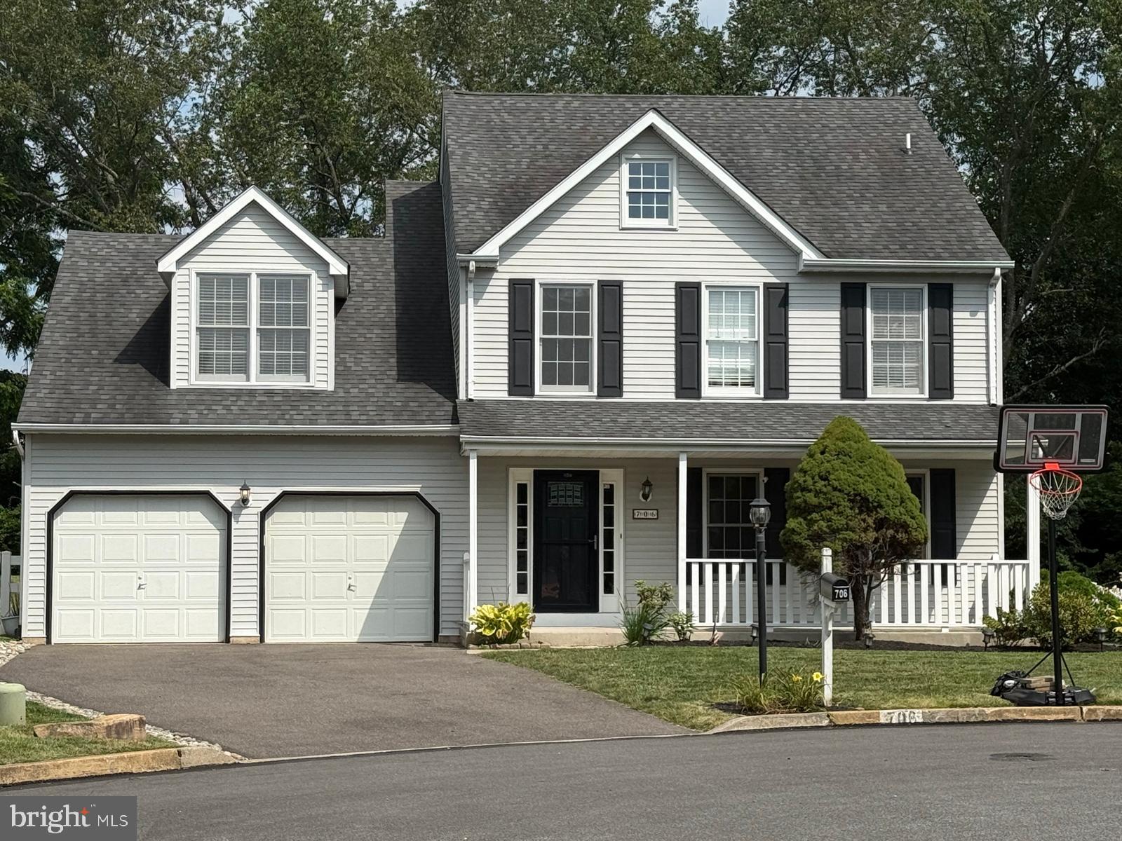Welcome home to this beautiful, updated, and well-maintained single-family 4-bedroom, 3.5-bathroom home, privately situated at the end of a cul-de-sac in the highly sought-after SPRING FORD SCHOOL DISTRICT and the desirable Abbey Downs community. This one will not last!